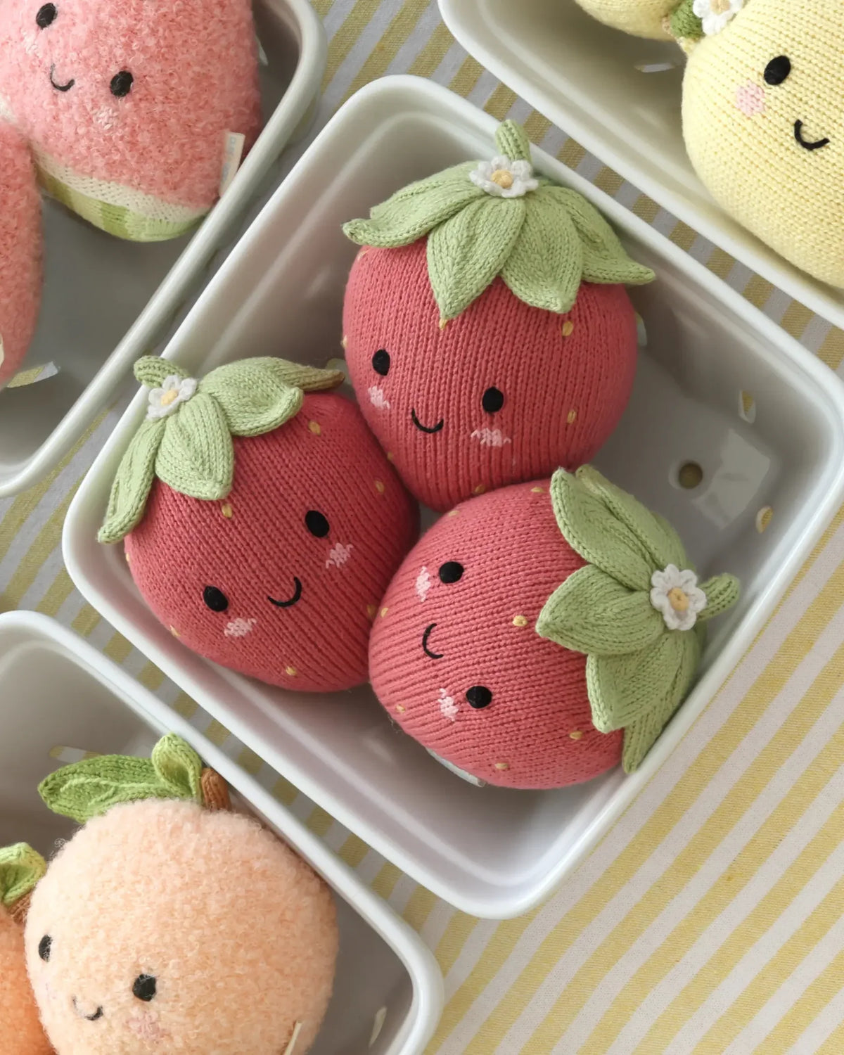 Bébé fraise en peluche