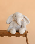 Olive l'éléphant en peluche