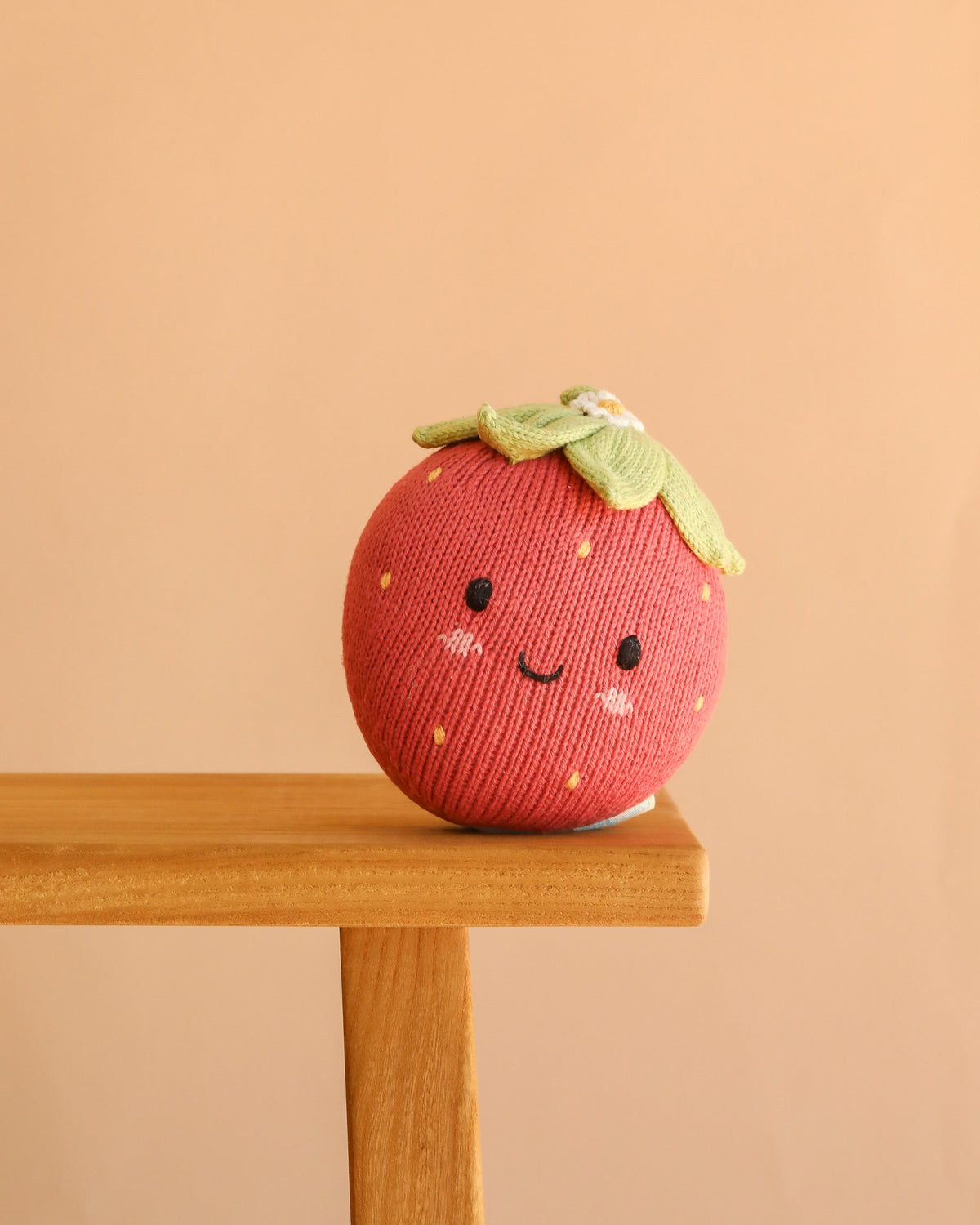 Bébé fraise en peluche